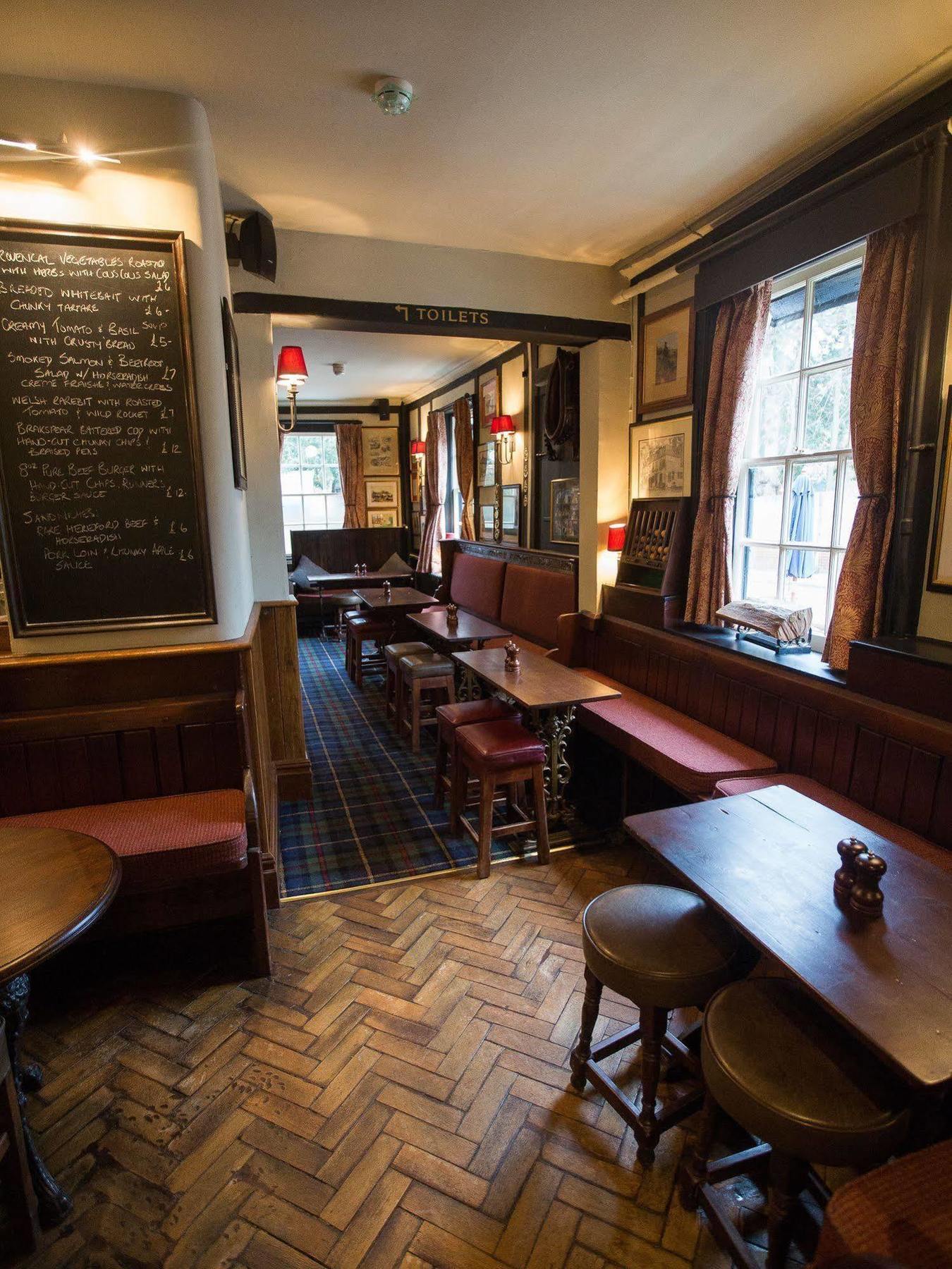The Running Horses Hotel Mickleham Bagian luar foto